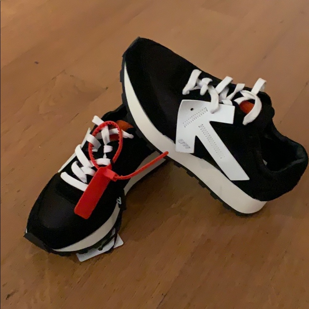 Off-white low-top suede and mesh sneakers!